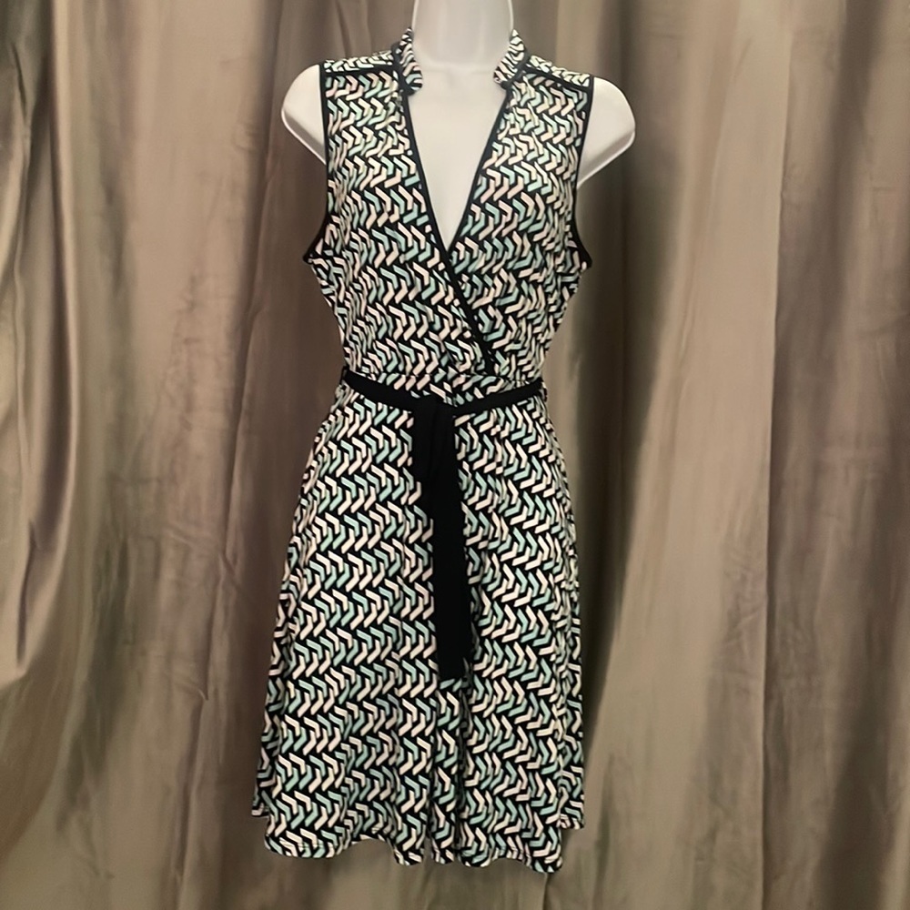 Geometric patterned V-neck dress with Mandarin collar. Navy, light blue & white.